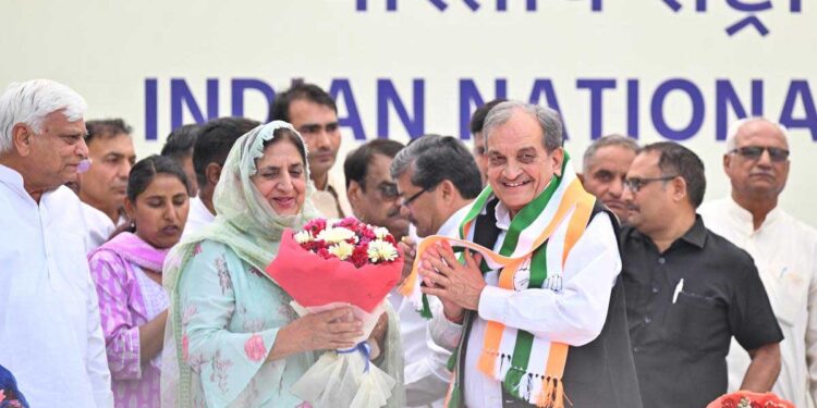 سابق وزیر چودھری بریندر سنگھ اور ان کی اہلیہ پریم لتا کانگریس میں واپس