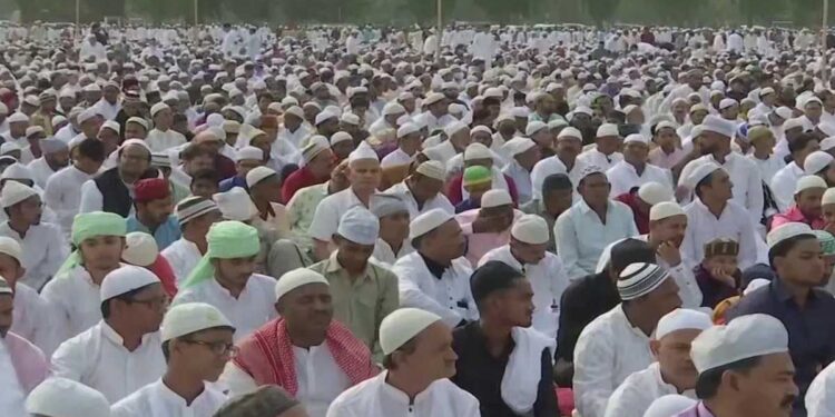 کروڑوں فرزندان توحیدنے ادا کی عید کی نماز