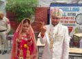 کٹھوعہ میں نو شادی شدہ جوڑےنے ووٹ ڈالا