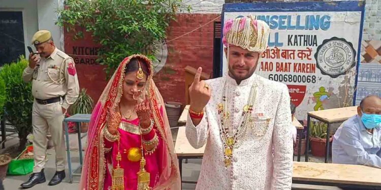 کٹھوعہ میں نو شادی شدہ جوڑےنے ووٹ ڈالا