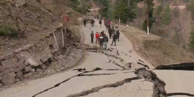 جموں و کشمیر کے رام بن میں زمین دھنسنے کے باعث لوگ کھلے آسمان کے نیچے رہنے پر مجبور