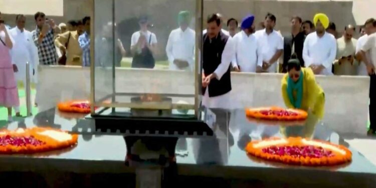 سنجے سنگھ کے ساتھ عآپ ممبران اسمبلی کا راج گھاٹ دورہ