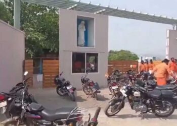 بچوں کےزعفرانی لباس پر اعتراض کر اسکول انتظامیہ مشکل میں مبتلا