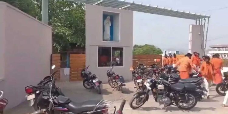 بچوں کےزعفرانی لباس پر اعتراض کر اسکول انتظامیہ مشکل میں مبتلا