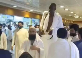 مکہ مکرمہ میں  دراز قد زائر سب کی توجہ کا مرکز