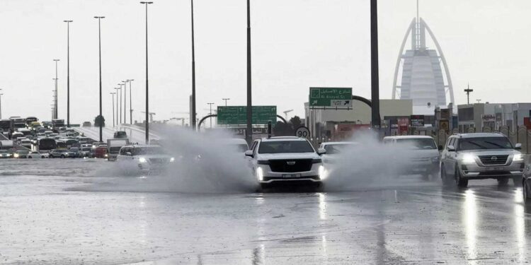 سلطنت عمان میں طوفانی بارش ،18 افراد جاں بحق