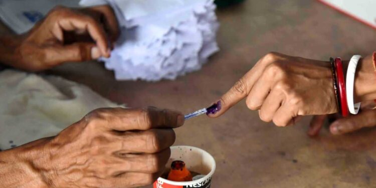 ووٹ دینے کے لیے 10 ہزار سے زیادہ این آر آئی کیرالہ پہنچے