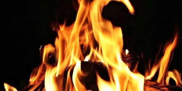 سلنڈر میں آگ لگنے سے تین بچوں سمیت خاتون کی موت