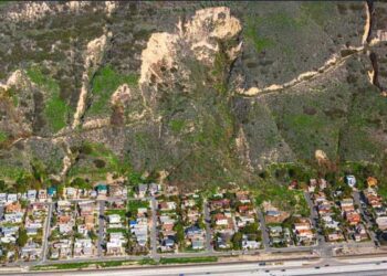 لینڈ سلائیڈنگ کے نتیجے میں پورا گاؤںزندہ دفن۔300افراد ہلاک