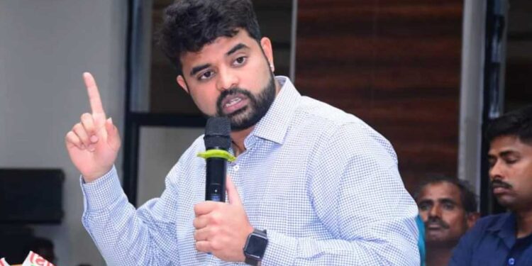 پرجول ریونابنگلورپہنچنے کے بعد انٹرنیشنل ایئرپورٹ سے گرفتار