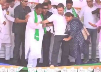 راہل گاند ھی منچ سے گرتے گرتے بچے