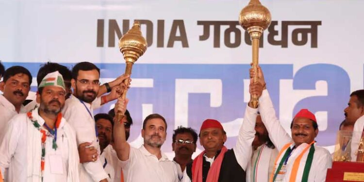 جھانسی میں انڈیا اتحاد کی مشترکہ ریلی میں عوام کا زبردست ہجوم