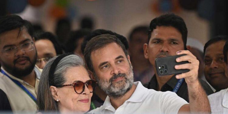 سونیا گاندھی اور راہل گاندھی نے نئی دہلی سیٹ کے لئےکی پولنگ