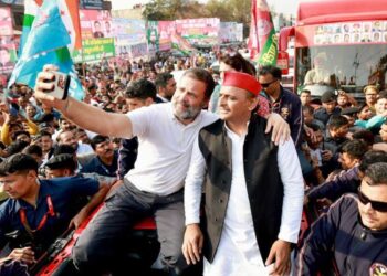 پریاگ راج میں ر اہل اور اکھلیش کی ریلی میں بھیڑ بے قابو