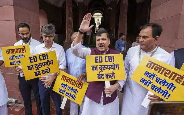 کیجریوال کی گرفتاری کے خلاف پارلیمنٹ ہاؤس کمپلیکس میں احتجاج