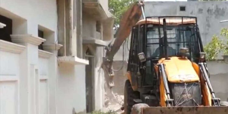 عتیق احمد کے بھائی اشرف کی بیوی کا عالیشان محل ملبے میں تبدیل