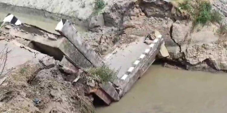 سیوان میں گنڈک ندی پر بنا پُل اچانک منہدم