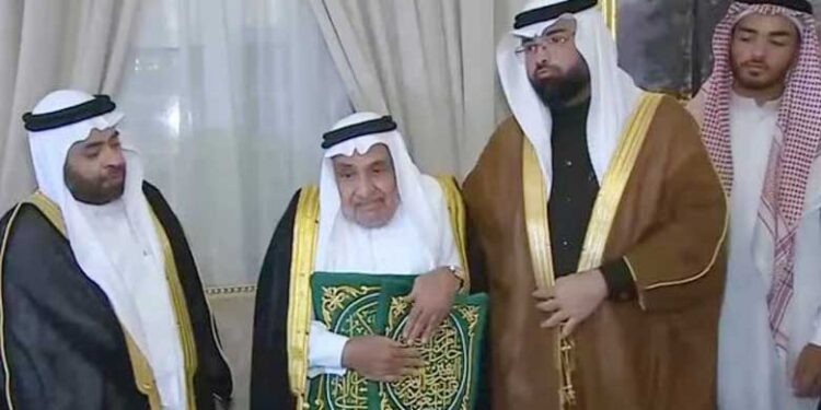 خانہ کعبہ کے دروازے کی چابی نئے محافظ عبد الوہاب بن زین العابدین الشیبی کے سپرد