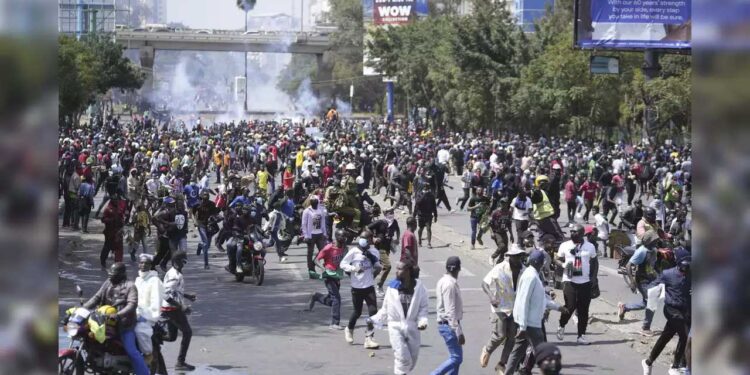 کینیا میں مہنگائی کے خلاف عوام سڑک پراترے۔پارلیمنٹ میں آتش زنی