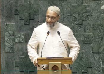 اویسی نے اردومیں حلف اٹھایااورسب سے پہلے بسم اللہ پڑھا