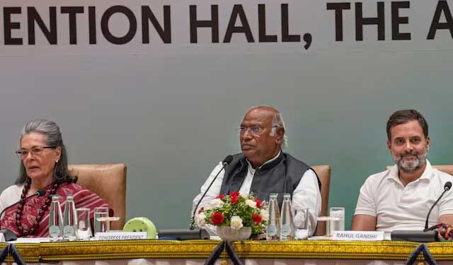 راہل گاندھی کو اپوزیشن لیڈر بنانے کی تجویز کانگریس ورکنگ کمیٹی میں منظور