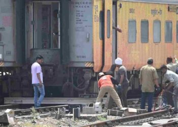 تیجس ایکسپریس غازی آباد اسٹیشن پر پٹری سے اتری تاہم کوئی نقصان نہیں