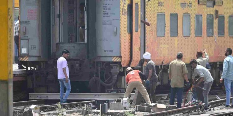 تیجس ایکسپریس غازی آباد اسٹیشن پر پٹری سے اتری تاہم کوئی نقصان نہیں