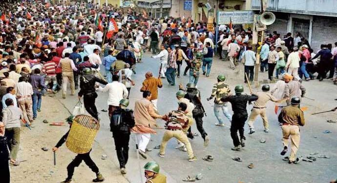 جے نگر میں ہجوم نے وی وی پیٹ لوٹ کر تالاب میں پھینک دیا