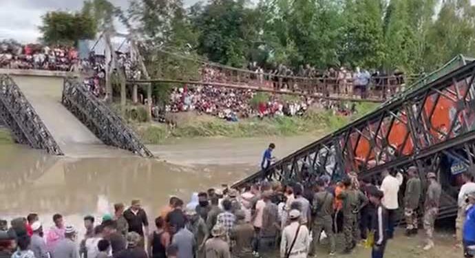 منی پور میں پل ٹوٹنے سےٹرک ندی میں گرا ۔ڈرائیور لاپتہ