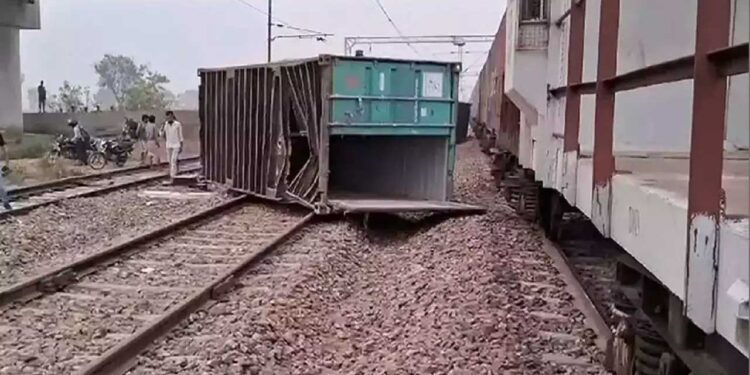 ہریانہ میں مال گاڑی حادثہ کا شکار۔ چلتی ٹرین سے 8 کنٹینرس گر گئے
