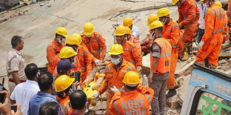 دیو گھر میں 3منزلہ عمارت گرنے سے 3 افراد کی موت