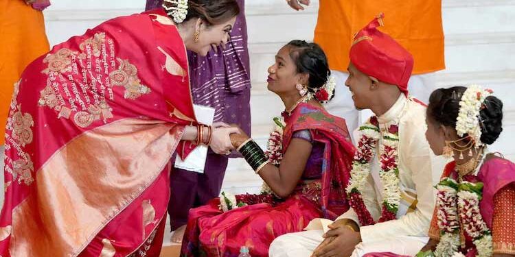 غریب لڑکیوں کی اجتماعی شادی سےاننت اور رادھیکا کی شادی کی رسومات شروع