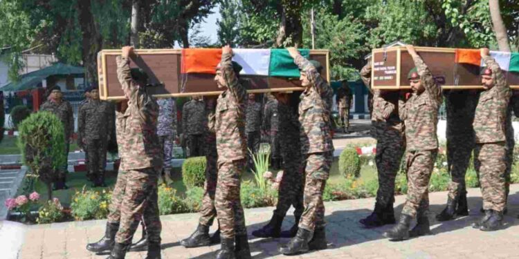 جنوبی ضلع کولگام میں دو الگ الگ مڈبھیڑ میں دو فوجی اور 6 ملی ٹینٹ ہلاک