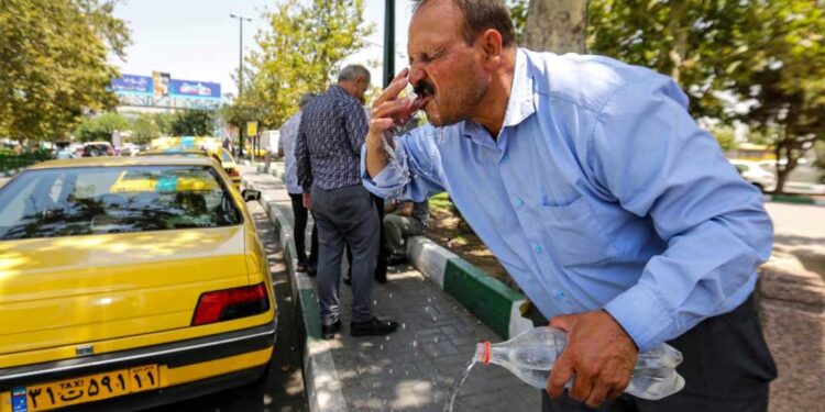 ایران میں شدت کی گرمی کے باعث ایک دن کے بند کااعلان