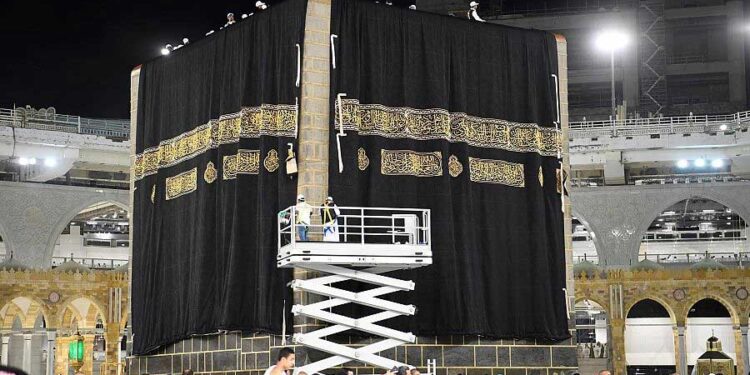 محرم الحرام کےآغاز کے ساتھ غلاف کعبہ تبدیل
