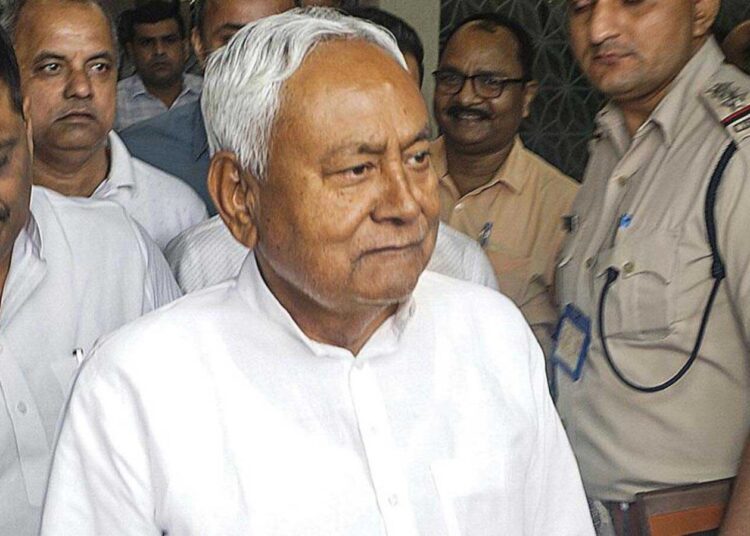 نتیش کے ذریعےسرکاری افسران سے  ہاتھ جوڑ کر کام جلد نمٹانے کی اپیل