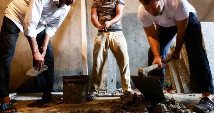 اپوزیشن لیڈر راہل گاندھی دہلی میں مزدوروں سے ملے