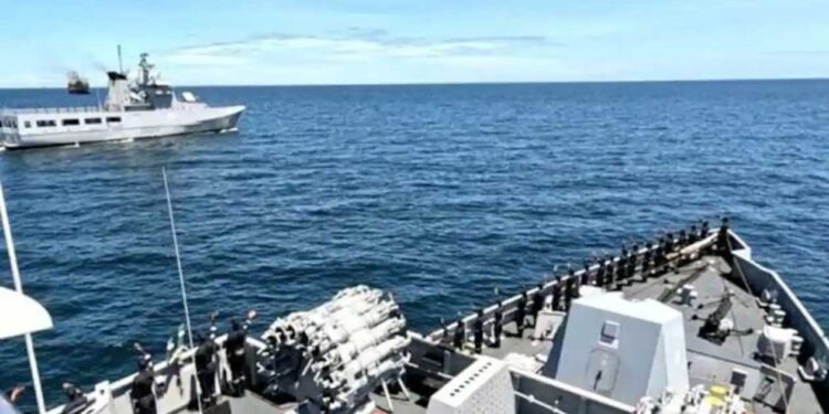 عمان کے قریب غرقاب جہاز کے 8 ہندوستانی عملے محفوظ رہے