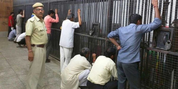 دہلی کے تہاڑ جیل میں تقریباً 125 قیدی ایڈزسے متاثر