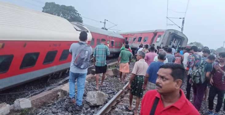 ہاوڑہ-ممبئی میل ایکسپریس جھارکھنڈ میں حادثہ کا شکار2ہلاک،16زخمی