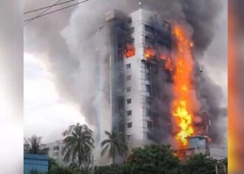 بنگلہ دیش میں مظاہرین نے عوامی لیگ رہنما کے ہوٹل میں آگ لگائی،24ہلاک