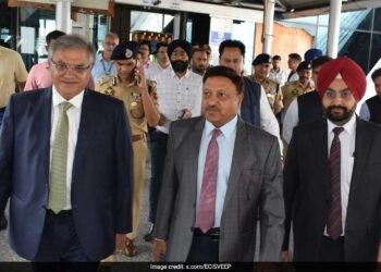 الیکشن کمیشن کی ٹیم جموں و کشمیر کے دورے پر