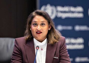 والدہ کو دکھی دیکھ کرشیخ حسینہ کی بیٹی صائمہ واجددکھی