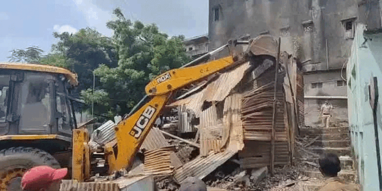 سورت میں فرقہ وارانہ جھڑپ کے بعد مسلمانوں کی دکانیں مسمار