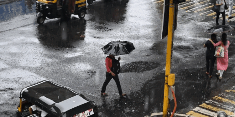 ممبئی میں شدید بارش سے شہر کے نشیبی علاقے پانی پانی