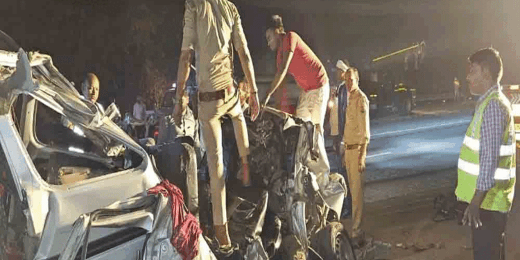 نوئیڈا ایکسپریس وے پر دردناک حادثہ،  ماں-باپ  اور بیٹا سمیت 5 افرادہلاک
