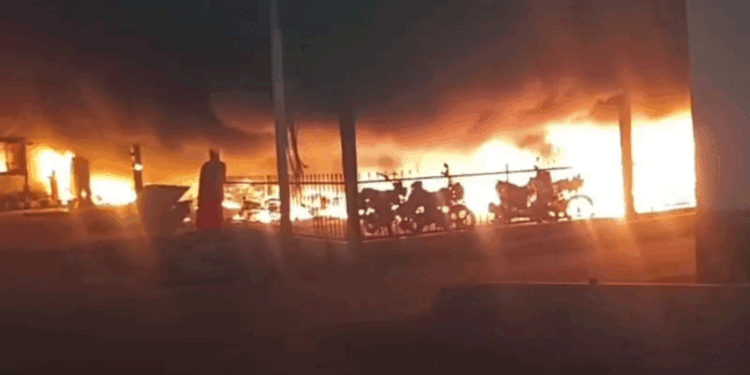 وارانسی کے کینٹ ریلوے اسٹیشن پر آگ لگنے سے200 موٹر سائیکلیں جل گئیں