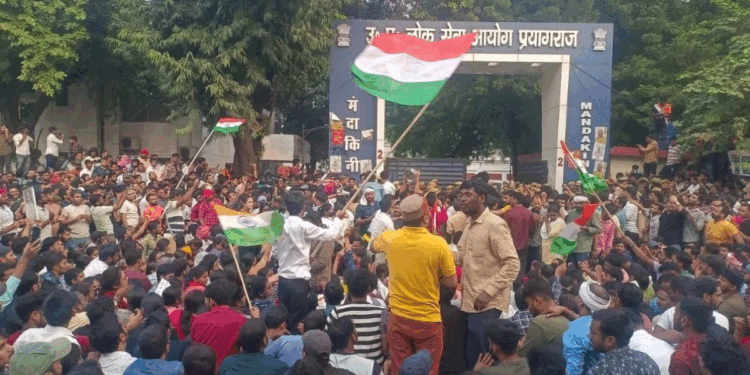 اتر پردیش میں احتجاج کر رہے طلباء کے سامنے جھکی حکومت