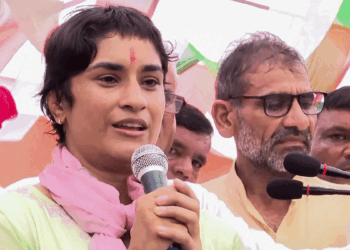 ونیش پھوگاٹ نے جیند میں اپنے دفتر پر لوگوں کے مسائل سنے