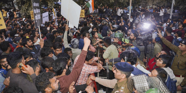 پٹنہ میں ایک بار پھر بی پی ایس سی طلباء پر  لاٹھی چارج